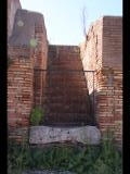 04315 ostia - regio i - insula viii - botteghe (i,viii,9) - treppe an der ostseite - suedostecke - 09-2022.jpg